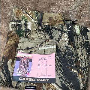 Realtree size small (6/8) ladies camo cargo pants